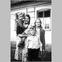 026-0020 Die drei Geschwister Hanau mit dem Pflichtjahrmaedchen vor dem Schlafzimmerfenster des Wohnhauses.jpg